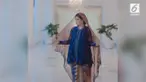Kahiyang Ayu melakukan sesi pemotretan dengan menggunakan kebaya. Terlihat perut Kahiyang yang mulai membesar seiring dengan usia kehamilannyta yang terus bertambah.