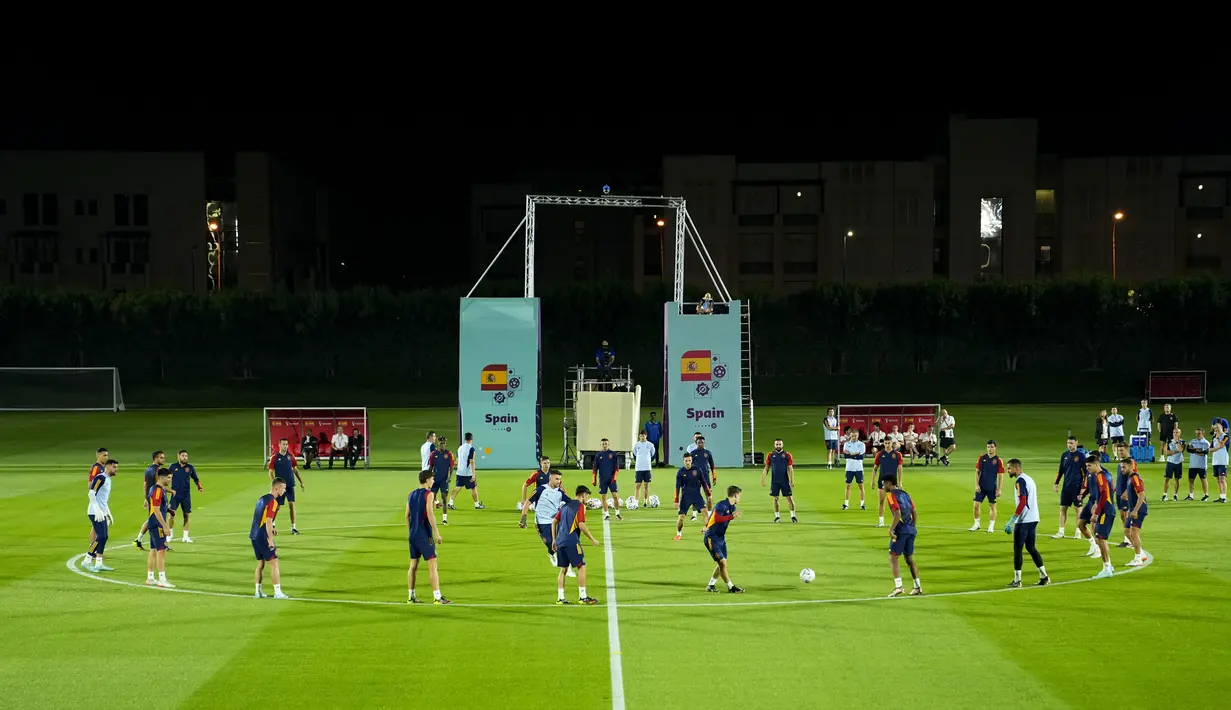 Para pemain Spanyol melakukan pemanasan saat sesi latihan di Universitas Qatar, di Doha, Qatar, Selasa, 22 November 2022. Spanyol akan memainkan pertandingan pertamanya di Grup E Piala Dunia melawan Kosta Rika. (AP Photo/ Julio Cortez)