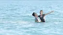 Keduanya baru saja menikmati liburan di Palu. Mereka mengunggah momen mesra saat bermain di pantai yang indah. [Instagram.com/ladynayoan]