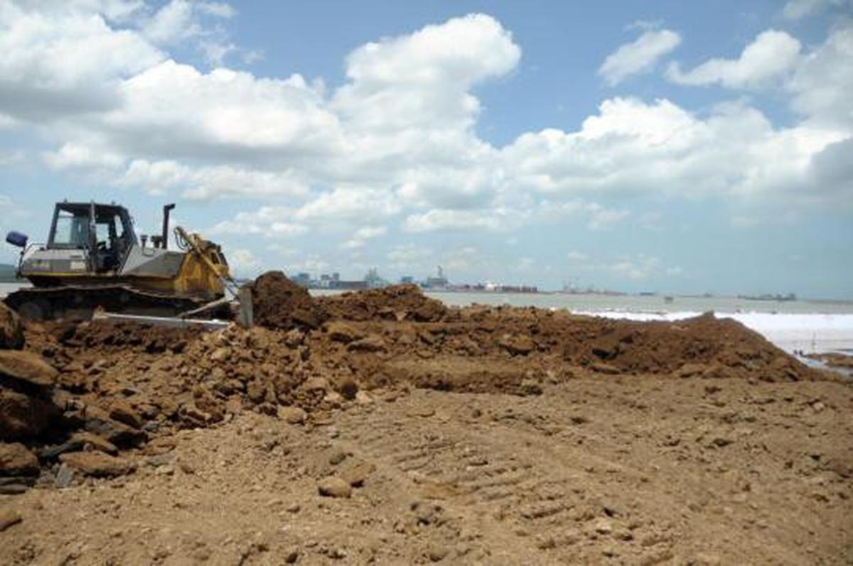 PT Pelindo III optimis April 2014 Terminal Teluk Lamong aktif