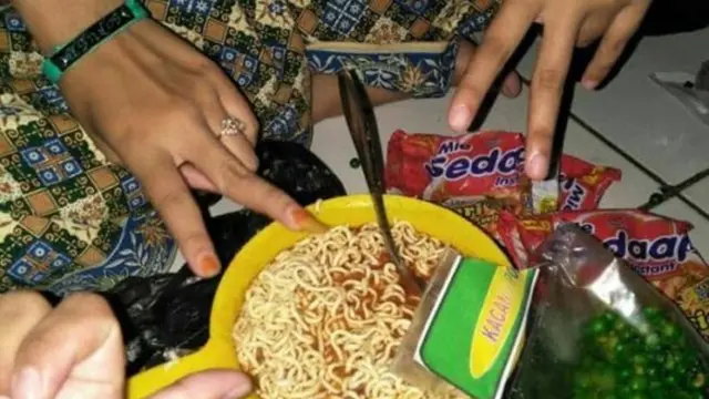 6 Potret Alih Fungsi Gayung Mandi Buat Tempat Makan Ini Nyeleneh