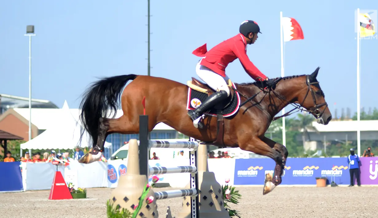 Atlet berkuda Indonesia, Ferry Wahyu Hadiyanto saat bertanding di final nomor jumping Asian Games 2018 di JIEP, Jakarta, Kamis (30/8). Ferry mencatatkan sejarah dalam olahraga berkuda Indonesia dengan lolos ke laga pamungkas. (Merdeka.com/Arie Basuki)