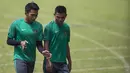 Pemain Timnas Indonesia U-22, Bagas Adi Nugroho dan Asnawi Mangkualam, berdiskusi usai latihan di Lapangan SPH Karawaci, Banten, Kamis (10/8/2017). Latihan dilakukan sebagai persiapan jelang SEA Games 2017 Malaysia. (Bola.com/Vitalis Yogi Trisna)