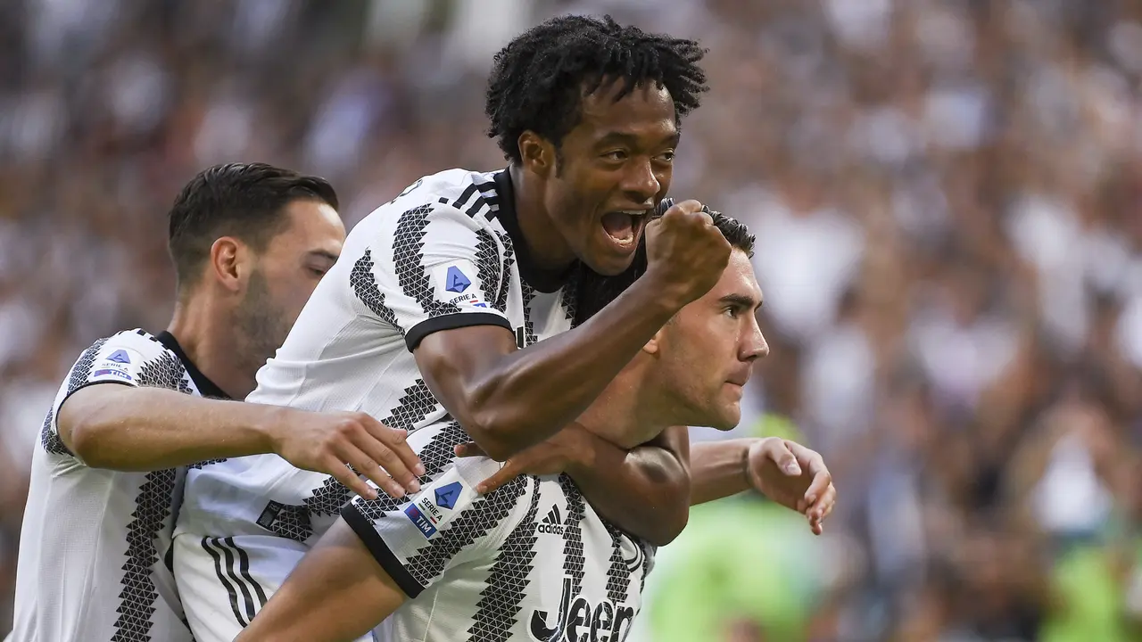 Foto: Gol Tendangan Bebas Cantik Dusan Vlahovic Gagal Bawa Juventus Raup Poin Penuh dari AS Roma di Liga Italia