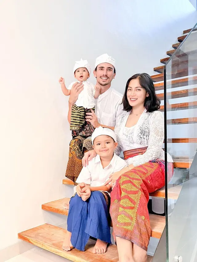 6 Potret Jessica Iskandar Pakai Kebaya Bali saat Acara Syukuran Rumah Baru