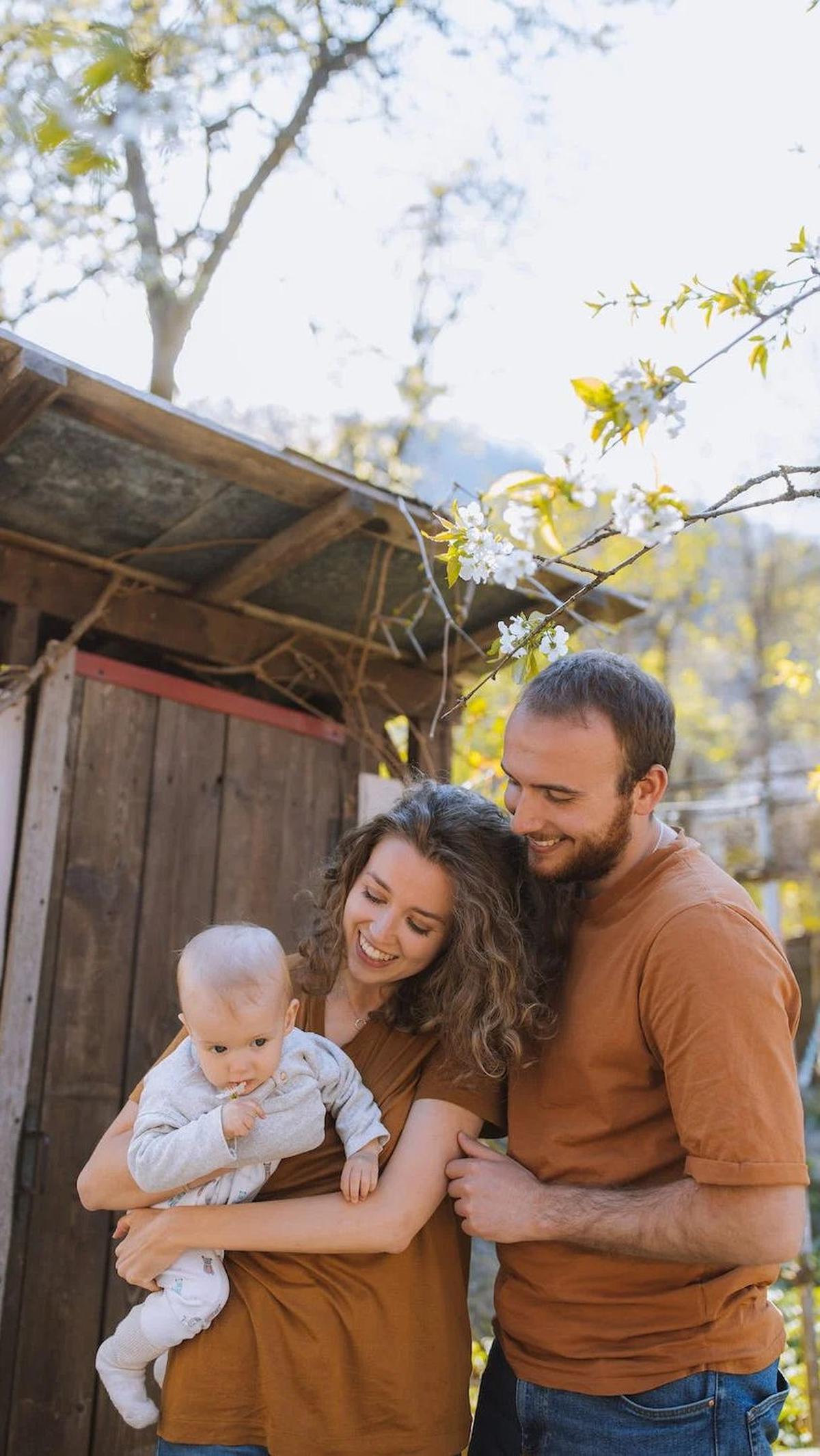 Peran Ayah dalam membantu ibu mengatasi baby blues adalah kunci untuk menjaga kesehatan mental dan emosional ibu setelah melahirkan. Dengan memberikan dukungan, mendengarkan, dan berbagi tanggung jawab dalam merawat bayi, Ayah dapat membantu meringankan b