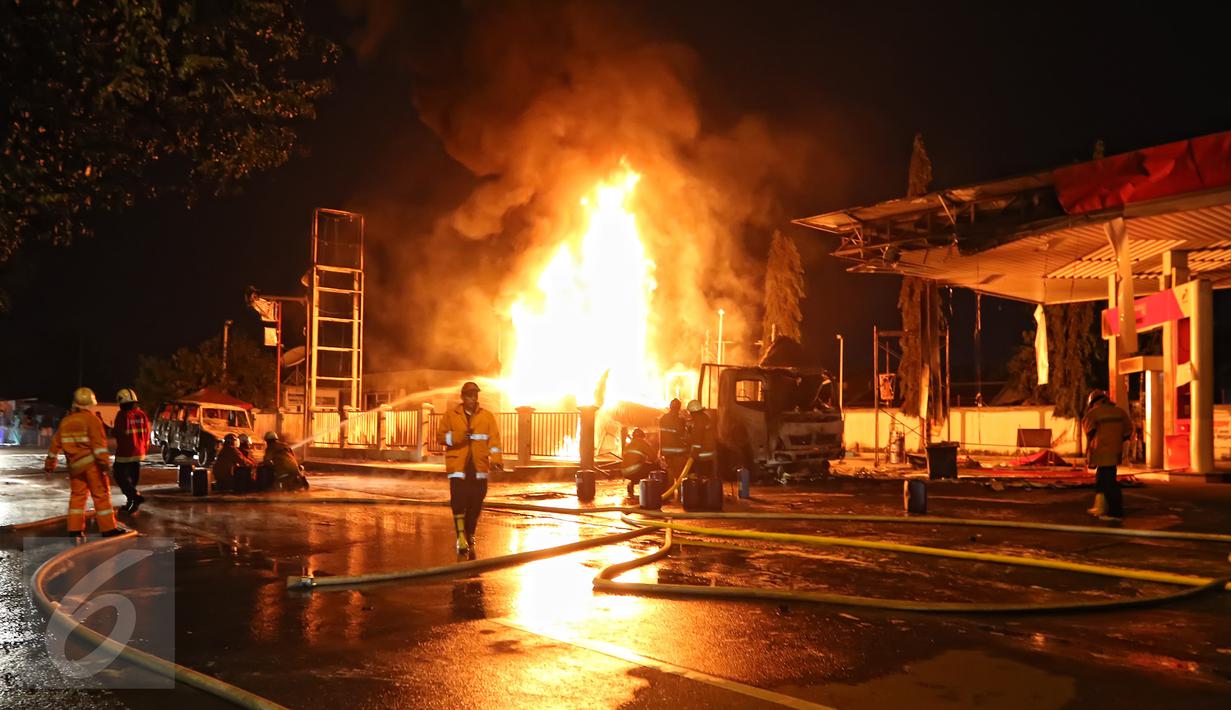Sebuah truk tangki Pertamina terbakar ketika sedang bongkar muat di SPBU depan Asrama Haji, Jakarta, Jumat (18/12) dini hari. Peristiwa yang menghanguskan bangunan SPBU itu belum dapat diketahui penyebabnya. (Liputan6.com/Herman Zakharia)