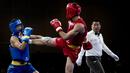 Atlet wushu China, Li Mengfan, terkena tendangan atlet wushu Iran, Foroud Zafari, pada laga final Asian Games XVIII di JiExpo Kemayoran, Jakarta, Kamis (23/8/2018). (Bola.com/Vitalis Yogi Trisna)