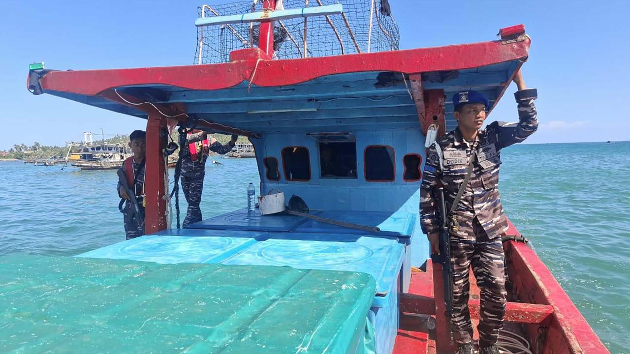 FOTO: TNI AL Amankan Kapal KM Rezeki, Gunakan Bom untuk Tangkap Ikan