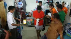 Tersangka pembunuhan wanita yang ditemukan tewas di dalam lemari memeragakan adegan peristiwa di Tempat Kejadian Perkara di kawasan Mampang, Jakarta, Jumat (23/11). 13 adegan dilakukan para tersangka dalam rekonstruksi. (Liputan6.com/Helmi Fithriansyah)
