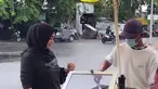 Mertua Raffi Ahmad ini senang jajan di pinggir jalan. Momen Rieta Amilia menunggu jajanan dimasak penjualnya ini curi perhatian. Meski Rieta Amilia kaya raya, ia tidak merasa gengsi untuk jajan pinggir jalan. (Liputan6.com/IG/rieta_amilia)