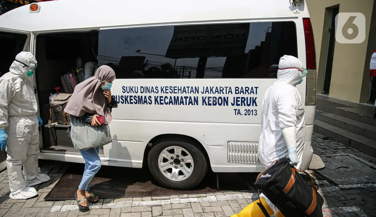 Pasien tanpa gejala Covid-19 yang diantar dengan ambulans tiba di Hotel U Stay Mangga Besar, Sawah Besar, Jakarta, Senin (28/9/2020). Sebagian pasien tanpa gejala mulai diisolasi di hotel untuk mengantisipasi daya tampung Rumah Sakit Darurat Wisma Atlet yang semkain padat. (Liputan6.com/Faizal Fanan