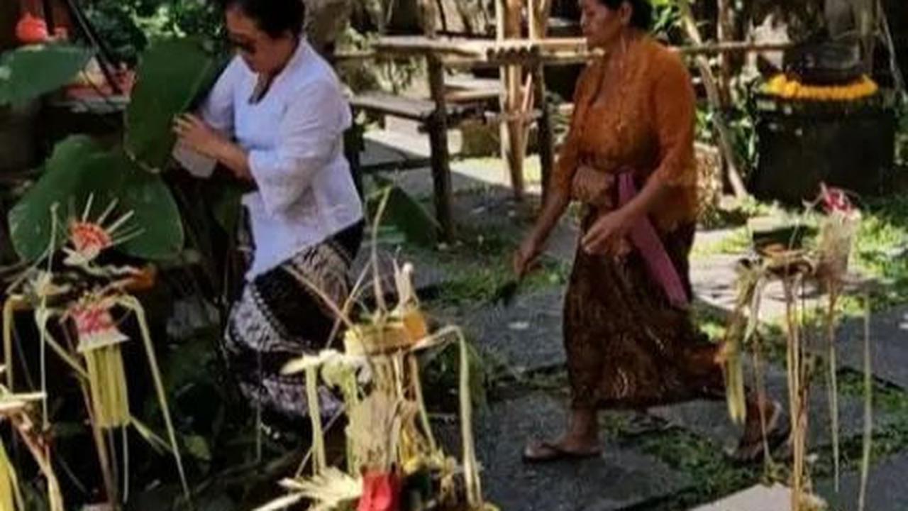 Inilah sekilas momen upacara mecaru yang diabadikan oleh Lulu Tobing.