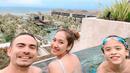 Penyanyi Bunga Citra Lestari bersama suami Ashraf Sinclair dan putranya Noah saat berlibur ke Bali. Ashraf Sinclair meninggal pukul 4.51 WIB di RS MMC Kuningan. (Instagram/@bclsinclair)