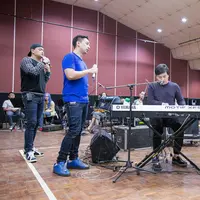 Demi bisa tampil memukau dan tidak mengecewakan di atas panggung, grup musik Kahitna terus melakukan persiapan menjelang konser. (Dezmond Manullang/Bintang.com)