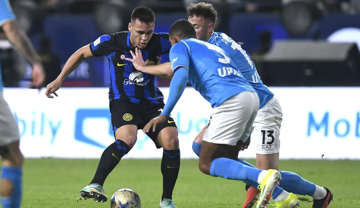 Pemain Inter Milan, Lautaro Martinez berusaha melewati pemain Napoli, Amir Rrahman dan Juan Jesus dalam partai final Supercoppa Italia di Stadion Al-Awwal Park, Riyadh, Selasa (23/1/2024). (AP Photo)