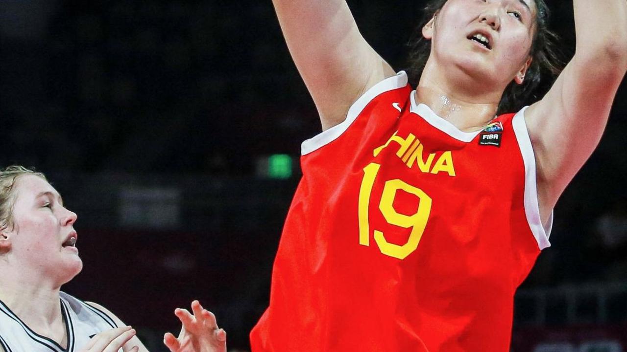 Ayah Zhang Ziyu mempunyai tinggi sekitar 2,13 meter sementara Ibunya mempunyai tinggi 1,98 meter. Lahir dari keluarga yang juga pebasket Zhang Ziyu telah berlatih basket sejak usia lima tahun bersama orang tuanya.&nbsp;Foto: AFP<br>