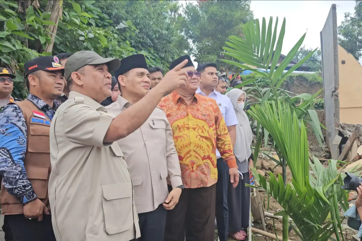 Ketua MPR RI, Ahmad Muzani bersama sejumlah kementerian dan anggota DPR RI, mendatangi lokasi tanah bergerak di Desa Padasari, Jatinegara, Kabupaten Tegal (Liputan6.com/Dicky Agung Prihanto)