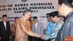 Citizen6, Pondok Gede: Sekjen KKP Gellwynn Jusuf menyerahkan Buku Kampanye Gemar Makan Ikan kepada para peserta Rakernas MUI di Jakarta. (Pengirim: Efrimal Bahri)