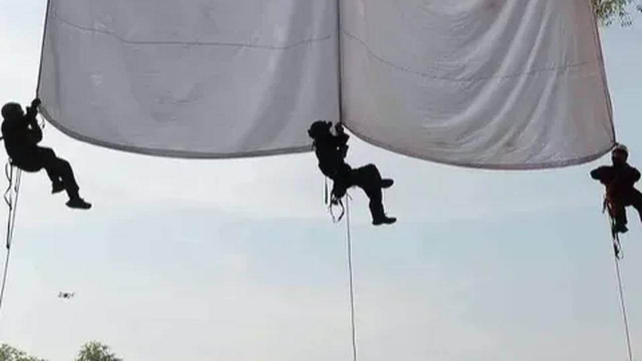 Aksi Heroik Polisi Panjat Tiang Bendera 7 Meter & Terombang-Ambing Ditiup Angin Demi Sang Merah Putih