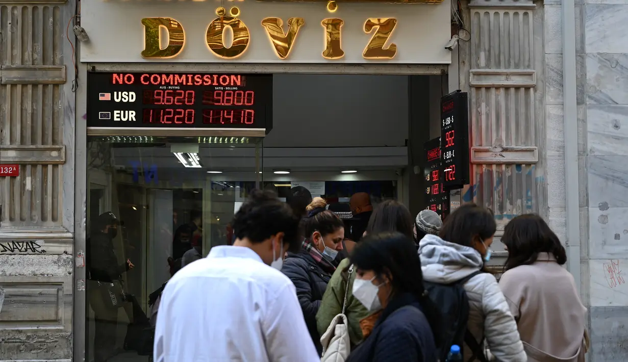 Orang-orang menunggu di luar agen penukaran mata uang dekat alun-alun Taksim ketika lira Turki terperosok ke level terendah sepanjang sejarah di Istanbul, Senin (25/10/2021). Lira melemah imbas pengusiran duta besar AS dan sembilan negara Barat lainnya oleh Presiden Tayyip Erdogan. (Ozan KOSE/AFP)