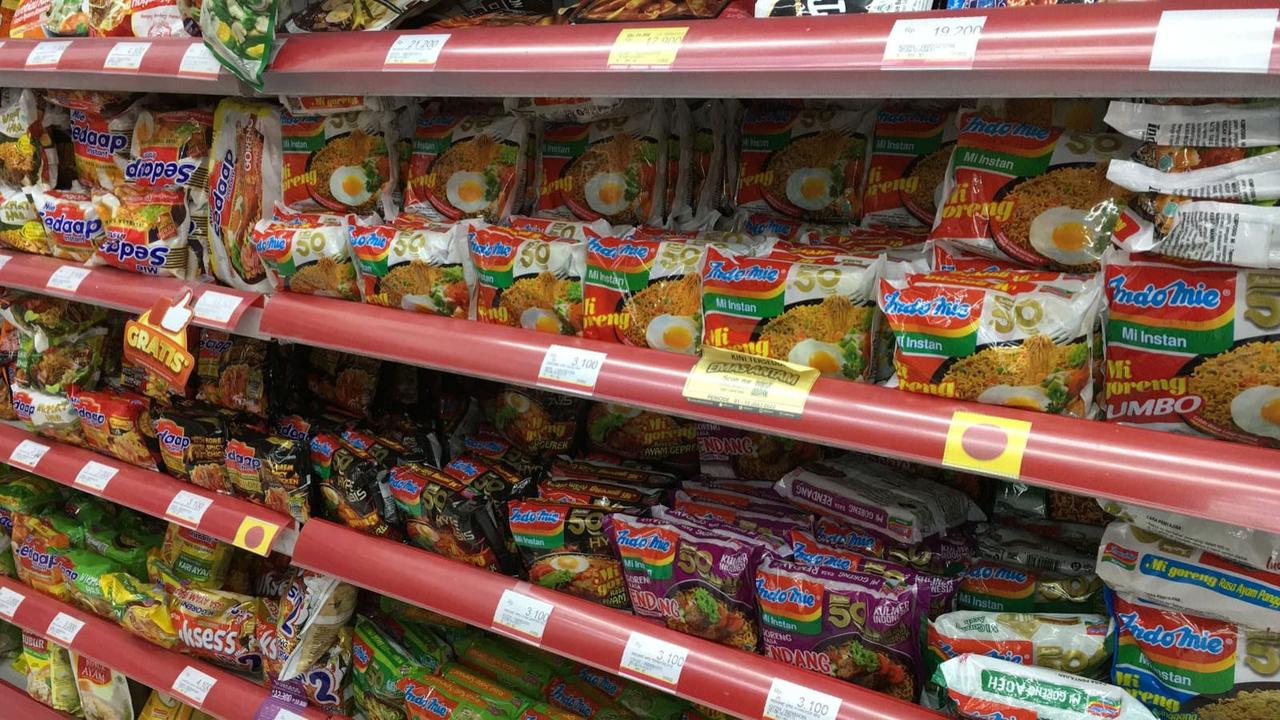 Deretan mi instan di sebuah minimarket di daerah Cengkareng Tangerang Banten. (Firda Makarimah)