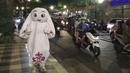 La'eeb sang maskot Piala Dunia 2022 Qatar juga menjadi perhatian para pengendara yang melintas di sekitar Taman Bungkul. (Procomm Surya Citra Media)