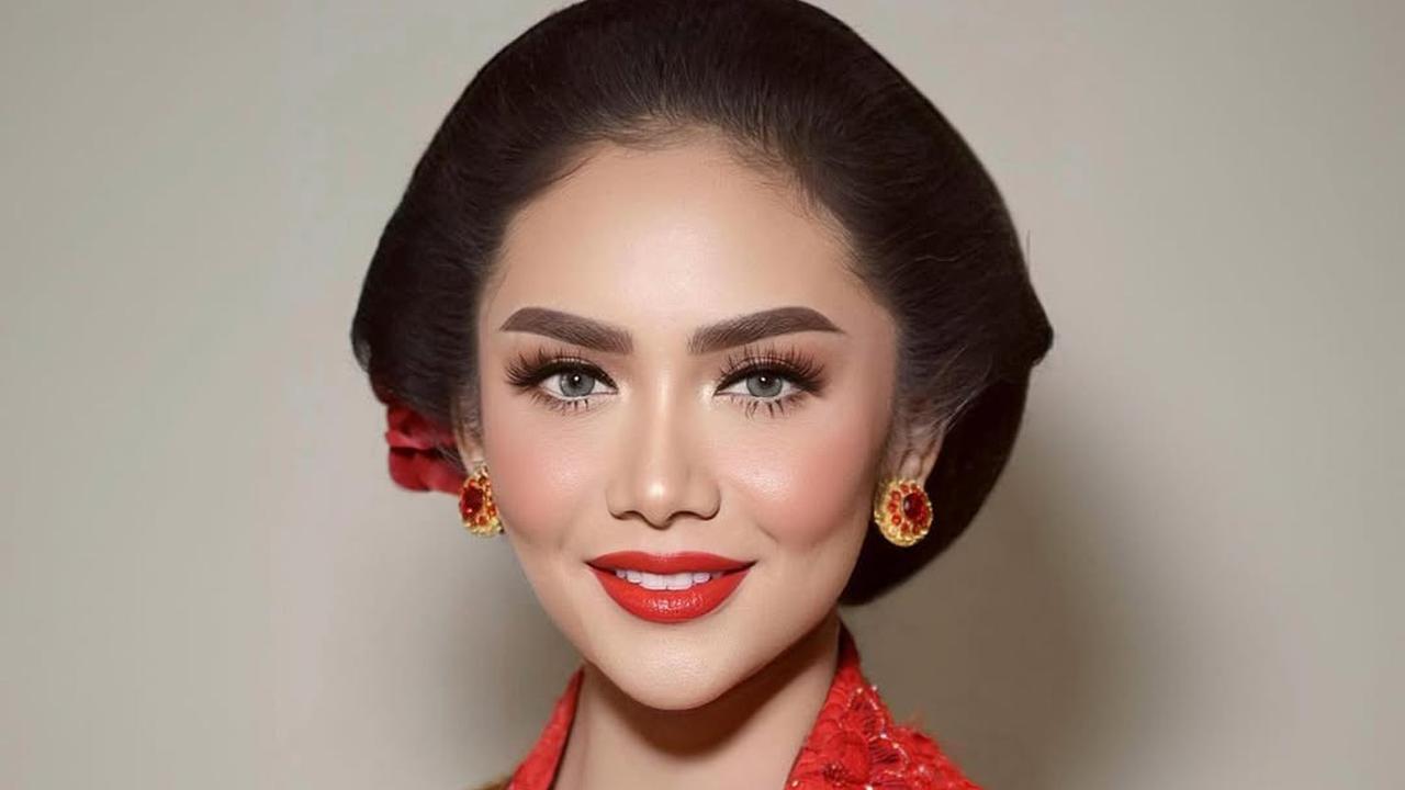Potret Krisdayanti Tampil Elegan dalam Balutan Kebaya Tradisional