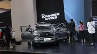 Pengunjung GIIAS 2022 tertarik dengan New Xpander Cross (Otosia.com/Nazar Ray)