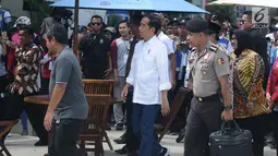 Presiden Joko Widodo (Jokowi) menuju rest area seusai meresmikan ruas  Tol Sragen-Ngawi di kilometer 538 jalan tol Solo-Ngawi, Jawa Tengah, Rabu (28/11). Jokowi menyempatkan diri untuk mencicipi makanan di rest area tersebut. (Liputan6.com/Angga Yuniar)