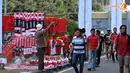 Di antara segelintir suporter, masih ada pedagang yang mengadu nasib menjajakan beragam aksesoris Timnas Indonesia di Stadion GBK Jakarta saat kualifikasi Piala AFC U19 Grup G (Liputan6.com/Helmi Fithriansyah)