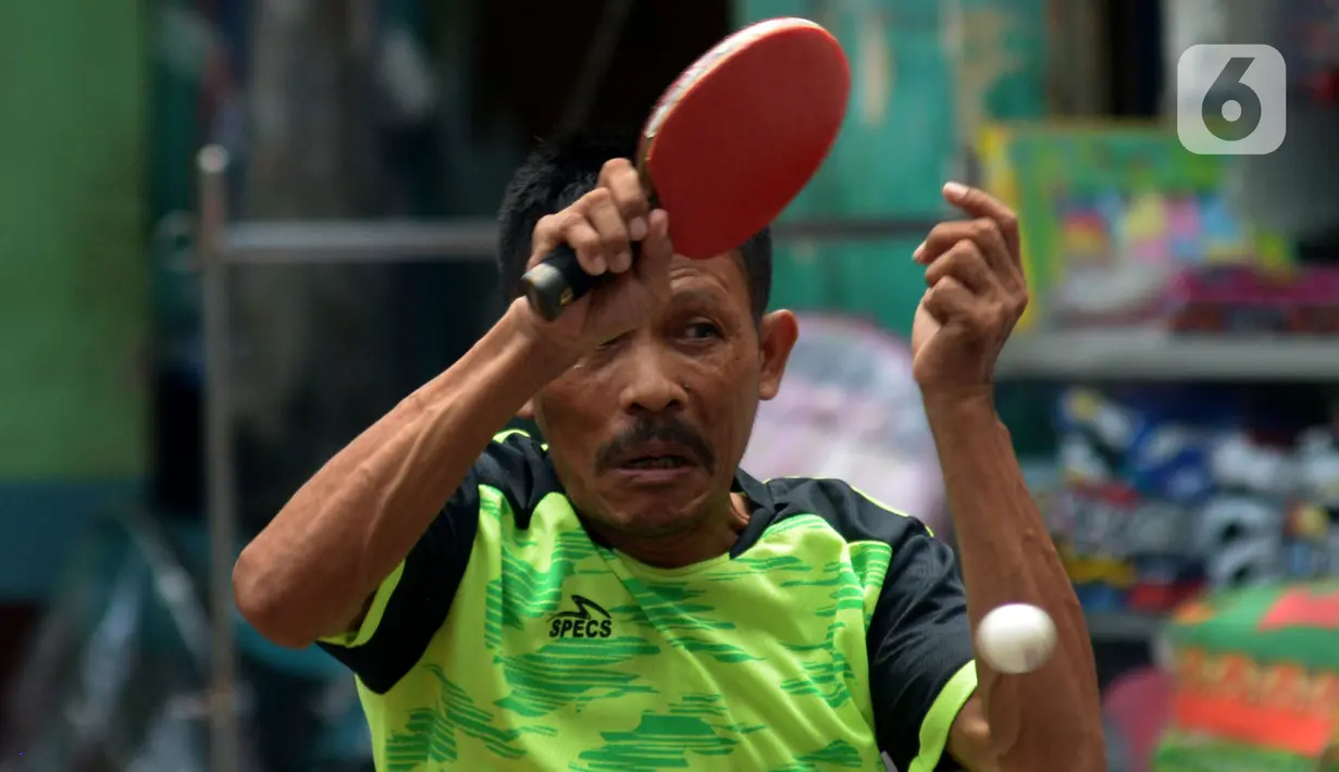 Petenis mengembalikan bola ke lawannya saat kejuaraan Bintikers Cup Tenis Meja di Pasar Grogol, Jakarta, Sabtu (14/12/2019). Turnamen Bintikers Cup Tenis Meja diikuti 125 orang yang merupakan perwakilan pedagang pasar se-Jabodetak dan luar Jakarta seperti Surabaya. (merdeka.com/Imam Buhori)