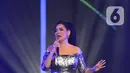 Penyanyi Vina Panduwinata tampil pada hari pertama BNI Java Jazz Festival 2022 di JIExpo Kemayoran, Jakarta, Jumat (27/5/2022). Perhelatan musik BNI Java Jazz Festival 2022 digelar pada 27-29 Mei yang menampilkan musisi-musisi dari dalam dan luar negeri. (Liputan6.com/Johan Tallo)