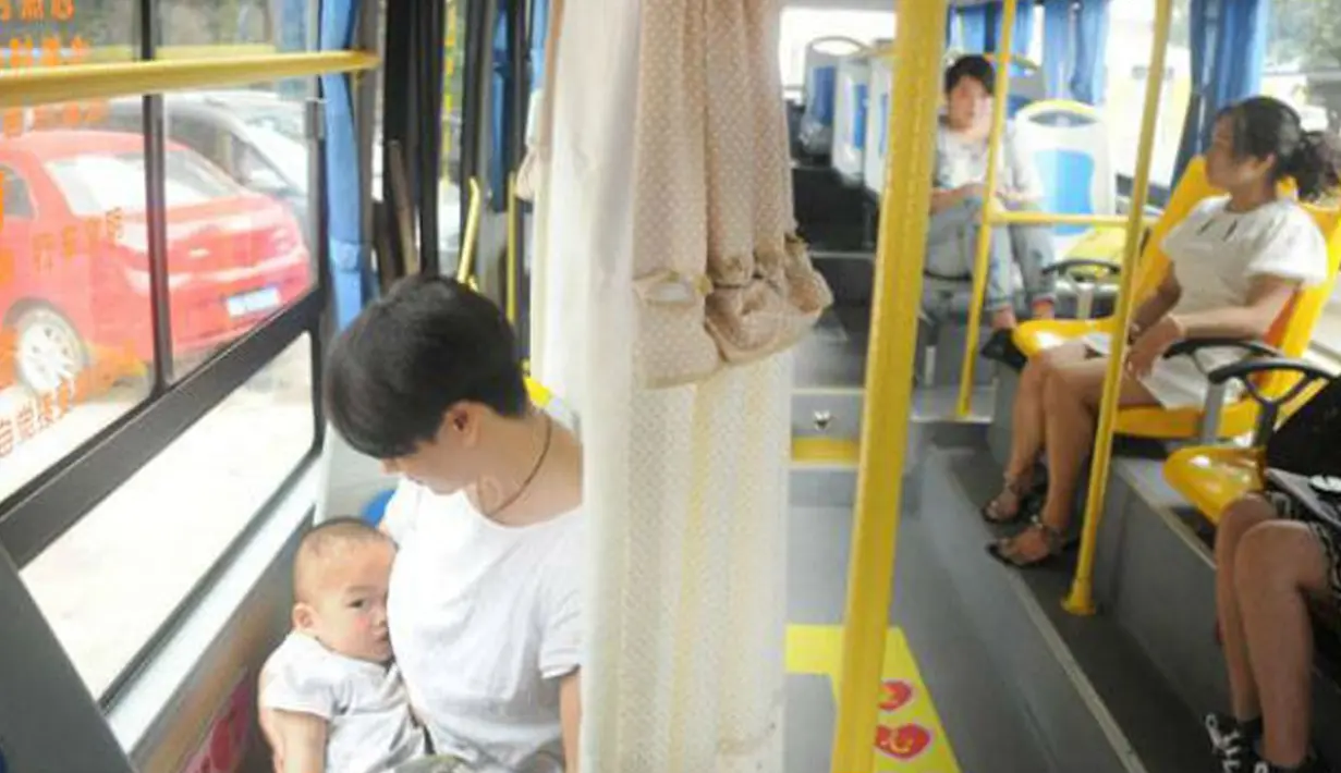 Seorang Ibu saat ingin menyusui anaknya di dalam sebuah bus, kota Pingxiang, Provinsi Jiangxi, Cina. Ruang tersebut ditutupi oleh sebuah tirai. (shanghaiist.com)