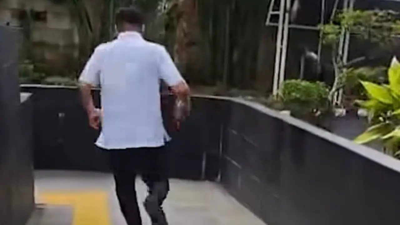 Seorang pegawai Direktorat Jenderal Bea Cukai terlihat berlari meninggalkan gedung Komisi Pemberantasan Korupsi (KPK).
