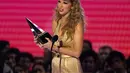 Taylor Swift menerima penghargaan untuk album pop favorit untuk "Red (Taylor's Version)" di American Music Awards di Microsoft Theater di Los Angeles pada Minggu, 20 November 2022. Taylor Swift kembali mendapatkan penghargaan tahun ini di American Music Awards 2022. (AP Photo/Chris Pizzello)