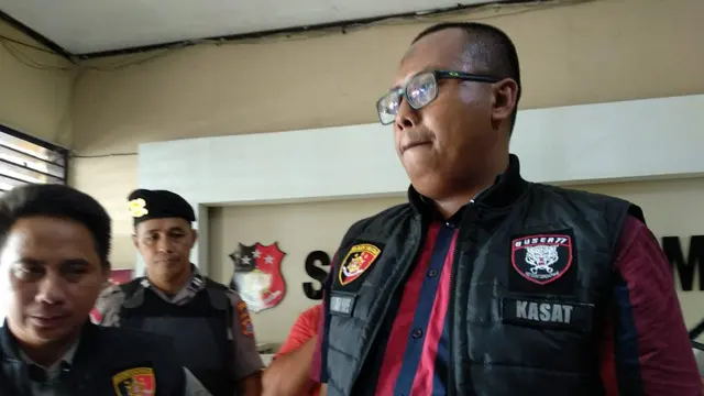 Kedua pelaku berinisial DH dan AS, menggunakan ATM untuk membeli perhiasan emas.(Liputan6.com/Ahmad Akbar Fua)