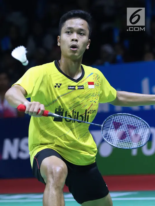 Tunggal putra Indonesia, Anthony Sinisuka Ginting mengembalikan kok ke pebulu tangkis Jepang, Kento Momota pada 16 besar Indonesia Open 2018, Istora GBK, Jakarta, Kamis (5/7). Anthony Sinisuka Ginting kalah 14-21, 15-21. (Liputan6.com/Helmi Fithriansyah)