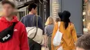Shin Min Ah dan Kim Woo Bin saat jalan bersama di tengah keramaian Kota Paris. (Foto: @ixww99 on Weibo via Allkpop)