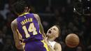 Pemain Lakers, Brandon Ingram melakukan pelanggaran terhadap pemain Clippers, Blake Griffin pada laga NBA basketball games di Staples Center, Los Angeles, California, (27/11/2017). Clippers menang atas Lakers 120-115.  (AP/Jae C. Hong)