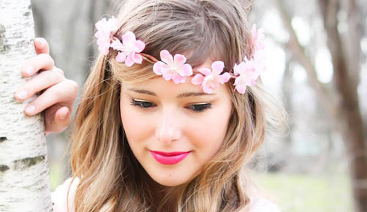 10 Aksesoris Rambut Bentuk Bunga Yang Feminin - Photo Fimela.com