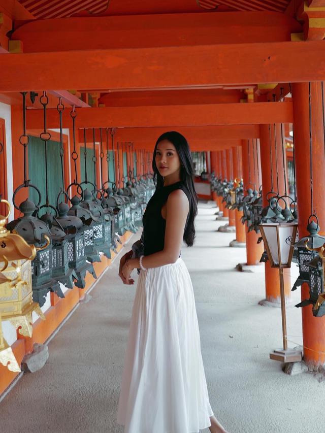 7 Potret Seru Anya Geraldine Main Bareng Rusa di Kota Nara