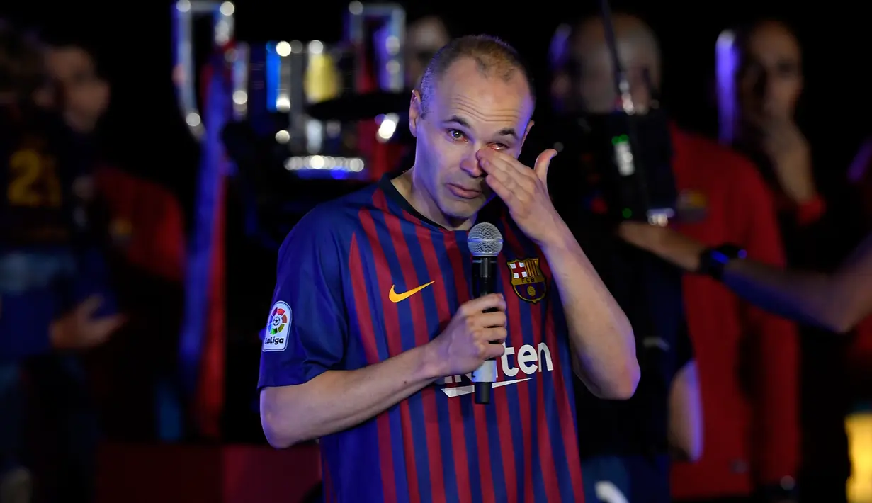 Gelandang Barcelona, Andres Iniesta menangis saat momen perpisahan usai laga penutup La Liga Spanyol melawan Real Sociedad di Stadion Camp Nou, Minggu (20/5). Iniesta resmi meninggalkan Barcelona setelah 22 tahun berkarier di sana. (AFP/LLUIS GENE)