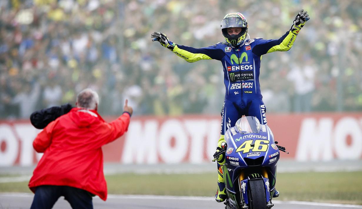 Pebalap Movistar Yamaha, Valentino Rossi, merayakan keberhasilannya menjadi yang tercepat pada MotoGP Belanda di Sirkuit Assen, Assen, Minggu (25/6/2017). Riders asal Italia itu memiliki catatan waktu 41 menit 41,149 detik. (AFP/Vincent Jannink) 