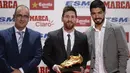 Lionel Messi (tengah) berfoto bersama Luis Suarez (kanan) dan Direktur Marca, Juan Ignacio Gallardo pada acara Golden Shoe awards 2017 di Antigua Fabrica Estrella Damm, Barcelona, (24/11/2017). (AFP/Josep Lago)