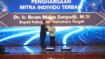 Bupati Halmahera Tengah Raih Piala Citra Paramesti Universitas Terbuka