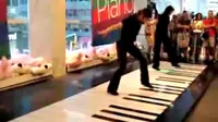 Uniknya Permainan Piano Lantai