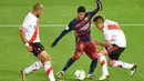 Penyerang Barcelona, Neymar, berusaha melewati gelandang River Plate, Matias Kranevitter, pada final Piala Dunia Antarklub 2015 di International Stadium Yokohama. (AFP/Toru Yamanaka)