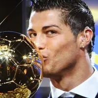 Cristiano Ronaldo mencium trofi Ballon d'Or" sebagai pemain terbaik Eropa, 7 Desember 2008. Ronaldo menjadi pemain MU pertama setelah George Best di tahun 1968. (AFP/Franck Fife)