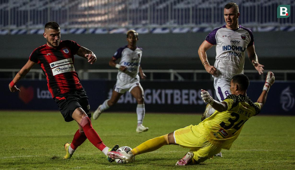 Penyerang Persipura, Yevhen Bokhashvili (kiri) berduel dengan kiper Persita, Try Hamdany Goentara dalam laga pekan pertama BRI Liga 1 2021/2022 antara Persipura Jayapura melawan Persita Tangerang di Stadion Pakansari, Bogor, Sabtu (28/08/2021) malam WIB. (Foto: Bola.com/Bagaskara Lazuardi)